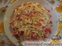 Фото приготовления рецепта: Салат из капусты с креветками "Праздничный" - шаг №10