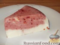 Фото к рецепту: Сметанный торт-желе с клубничным конфитюром