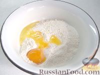 Фото приготовления рецепта: Блинчики, фаршированные яйцом и луком - шаг №2