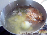 Фото приготовления рецепта: Борщ из замороженного щавеля, с яйцом - шаг №3