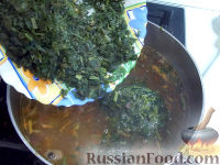 Фото приготовления рецепта: Борщ из замороженного щавеля, с яйцом - шаг №4