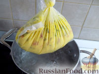 Фото приготовления рецепта: Омлет, варенный в пакете - шаг №6