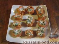 Фото к рецепту: Рулетики из красной рыбы и свежего сыра