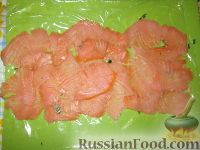 Фото приготовления рецепта: Рулетики из красной рыбы и свежего сыра - шаг №2