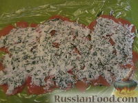 Фото приготовления рецепта: Рулетики из красной рыбы и свежего сыра - шаг №3