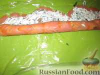 Фото приготовления рецепта: Рулетики из красной рыбы и свежего сыра - шаг №4