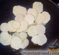 Фото приготовления рецепта: Паста с креветками, кабачком и петрушкой - шаг №2