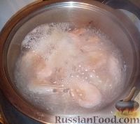 Фото приготовления рецепта: Паста с креветками, кабачком и петрушкой - шаг №4