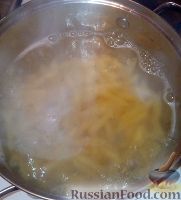 Фото приготовления рецепта: Паста с креветками, кабачком и петрушкой - шаг №6
