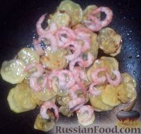 Фото приготовления рецепта: Паста с креветками, кабачком и петрушкой - шаг №7