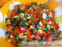 Фото приготовления рецепта: Овощной салат с брынзой (по-гречески) - шаг №7
