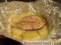 Фото приготовления рецепта: Красная рыба, запеченная в фольге - шаг №9