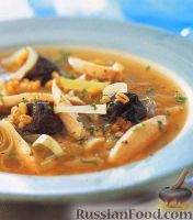Фото к рецепту: Куриный суп с черносливом и перловкой