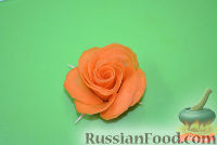 Фото приготовления рецепта: Украшение из овощей: роза из моркови - шаг №6
