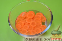 Фото приготовления рецепта: Украшение из овощей: роза из моркови - шаг №4