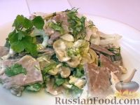 Фото к рецепту: Салат из маринованных шампиньонов и свиного языка