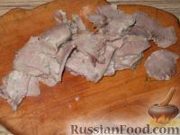 Фото приготовления рецепта: Салат из маринованных шампиньонов и свиного языка - шаг №2