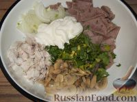 Фото приготовления рецепта: Салат из маринованных шампиньонов и свиного языка - шаг №7