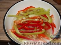 Фото приготовления рецепта: Салат из разноцветного перца «Закусочный» - шаг №4
