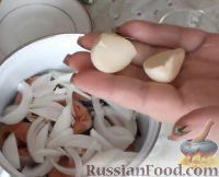 Фото приготовления рецепта: Тушёная капуста с картофелем и сосисками - шаг №4