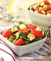 Фото к рецепту: Арбузный салат с бобами, огурцом и сыром