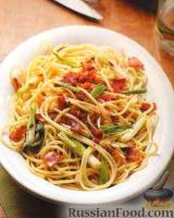 Фото к рецепту: Спагетти с беконом и зеленым луком