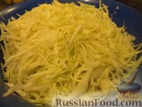 Фото приготовления рецепта: Салат из зеленых помидоров с капустой - шаг №3