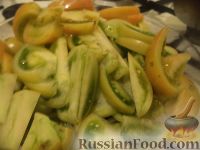 Фото приготовления рецепта: Салат из зеленых помидоров с капустой - шаг №2