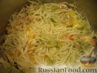 Фото приготовления рецепта: Салат из зеленых помидоров с капустой - шаг №6
