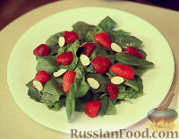 Фото приготовления рецепта: Салат из шпината, клубники и миндаля - шаг №4