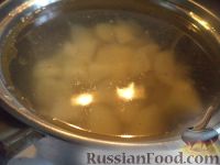 Фото приготовления рецепта: Сырный суп с шампиньонами и сухариками - шаг №2