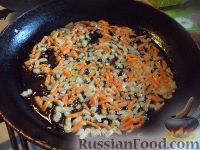 Фото приготовления рецепта: Сырный суп с шампиньонами и сухариками - шаг №5