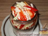 Фото приготовления рецепта: Маринованная капуста с перцем сладким и чесноком - шаг №6
