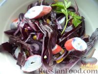 Фото к рецепту: Салат из краснокочанной капусты с крабовыми палочками