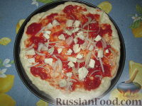 Фото приготовления рецепта: Пицца с беконом и копченым сыром - шаг №1