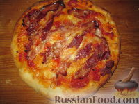 Фото к рецепту: Пицца с беконом и копченым сыром