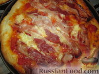 Фото приготовления рецепта: Пицца с беконом и копченым сыром - шаг №3