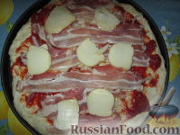 Фото приготовления рецепта: Пицца с беконом и копченым сыром - шаг №2