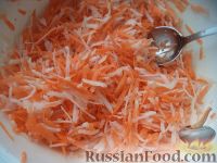 Фото приготовления рецепта: Салат из моркови с редькой - шаг №5
