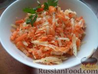 Фото приготовления рецепта: Салат из моркови с редькой - шаг №8