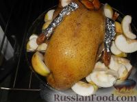 Фото приготовления рецепта: Утка с яблоками - шаг №7