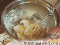 Фото приготовления рецепта: Булочки-бургеры с луком, беконом и сыром - шаг №3