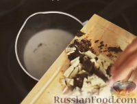 Фото приготовления рецепта: Мокко с корицей и взбитыми сливками - шаг №3