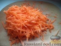Фото приготовления рецепта: Салат из черной редьки с морковью и яблоком - шаг №2