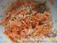 Фото приготовления рецепта: Салат из черной редьки с морковью и яблоком - шаг №7