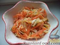 Фото приготовления рецепта: Салат из черной редьки с морковью и яблоком - шаг №8