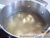 Фото приготовления рецепта: Суп с пельменями (на бульоне) - шаг №3