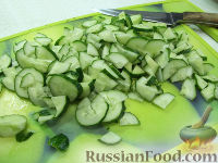 Фото приготовления рецепта: Салат со скумбрией и овощами - шаг №2