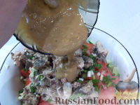 Фото приготовления рецепта: Салат со скумбрией и овощами - шаг №9