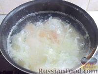 Фото приготовления рецепта: Салат с луком и яйцом пашот - шаг №2